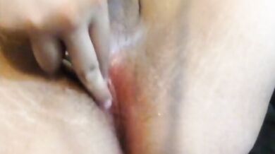 Shemale asiatica si masturba in maglione