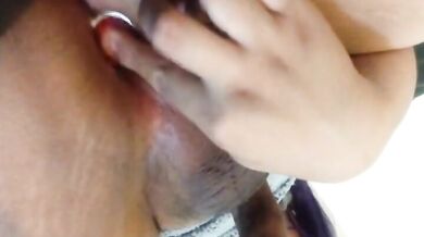 Shemale asiatica si masturba in maglione