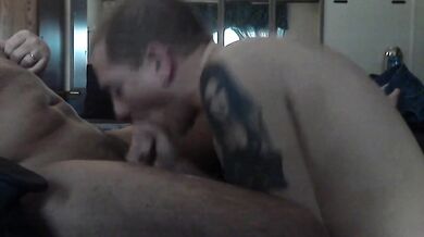 Succhio lo sperma dal cazzo del mio amico