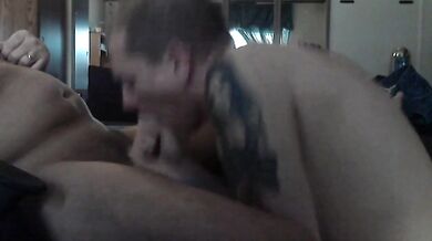 Succhio lo sperma dal cazzo del mio amico