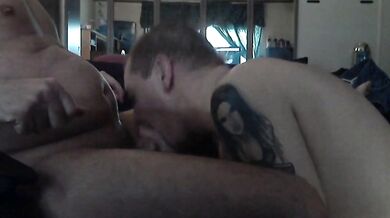 Succhio lo sperma dal cazzo del mio amico