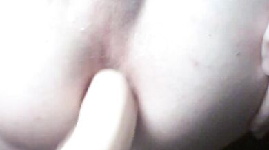 Ragazzo appena sborrato si masturba il culo con un dildo