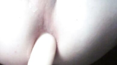 Ragazzo appena sborrato si masturba il culo con un dildo