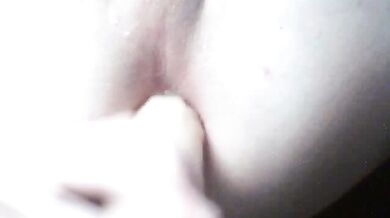 Ragazzo appena sborrato si masturba il culo con un dildo