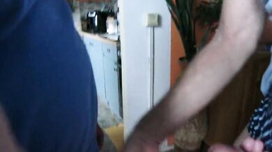 Si segano il cazzo a vicenda