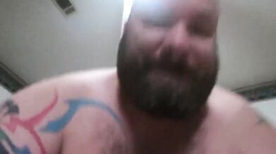 Inculato da grande orso peloso