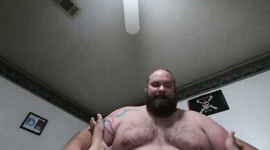 Inculato da grande orso peloso