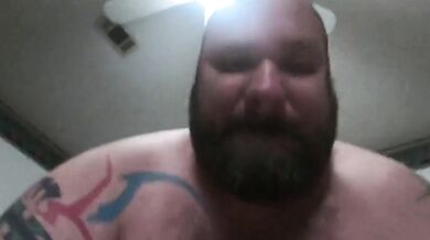 Inculato da grande orso peloso