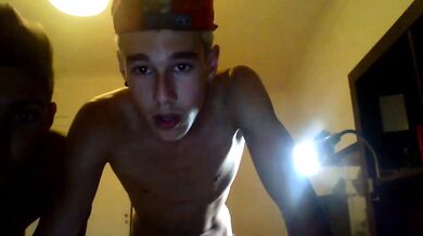 Ragazzi  etero provano il pompino per la prima volta