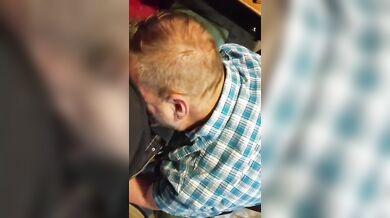 Pompino voglioso nel box con sborrata in bocca