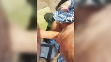 Pompino voglioso nel box con sborrata in bocca