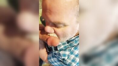 Pompino voglioso nel box con sborrata in bocca