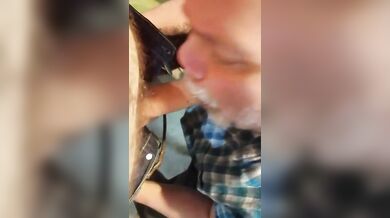 Pompino voglioso nel box con sborrata in bocca