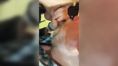 Pompino voglioso nel box con sborrata in bocca