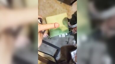 Pompino voglioso nel box con sborrata in bocca