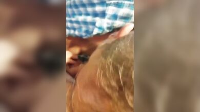 Pompino voglioso nel box con sborrata in bocca