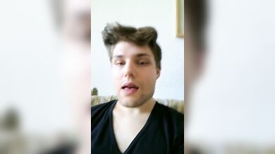 Mi metto un cetriolo nel culo e poi lo mangio