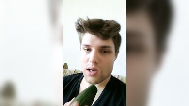 Mi metto un cetriolo nel culo e poi lo mangio