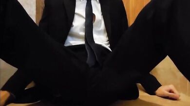 Studente gay si toglie i calzoni e si fa una sega