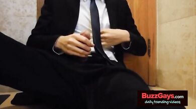 Studente gay si toglie i calzoni e si fa una sega