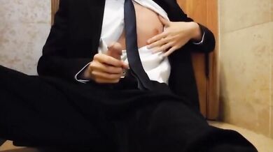 Studente gay si toglie i calzoni e si fa una sega