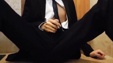 Studente gay si toglie i calzoni e si fa una sega