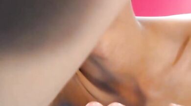 Twink latino si sega il grosso cazzo e ingoia la sua sborra