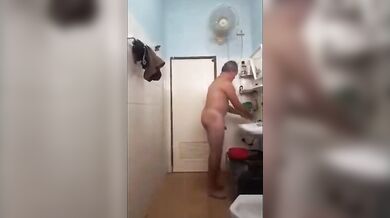 Nonno asiatico gioca con il suo cazzo