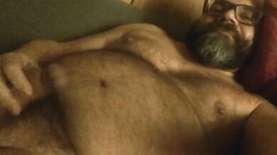 50enne peloso si masturba e sborra