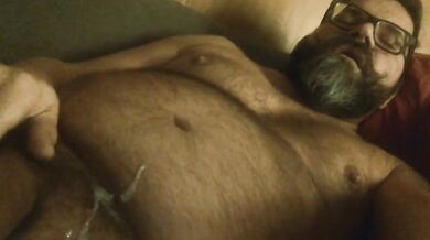 50enne peloso si masturba e sborra