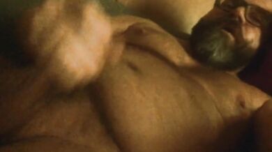 50enne peloso si masturba e sborra