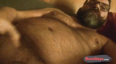 50enne peloso si masturba e sborra