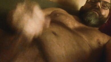 50enne peloso si masturba e sborra