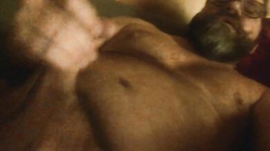 50enne peloso si masturba e sborra