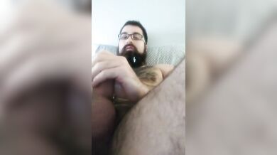 Giovanotto barbuto sborra sui suoi peli