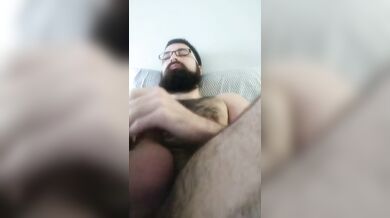 Giovanotto barbuto sborra sui suoi peli