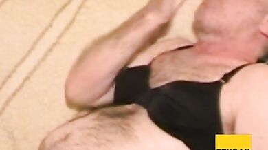 Coppia di travestiti fa sesso sul divano