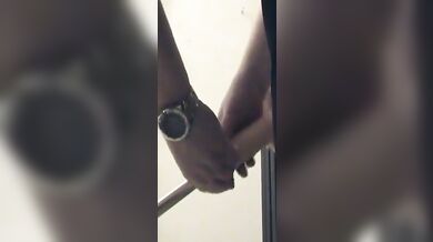 Ragazzo si allena a spompinare  un cazzo finto