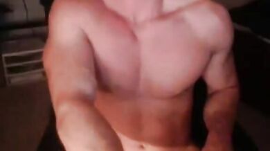 Bel ragazzo muscoloso si masturba e viene molto
