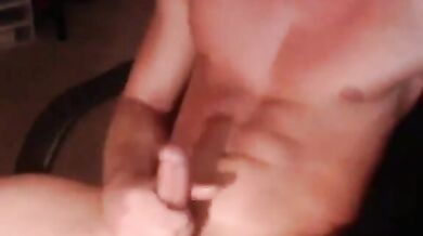 Bel ragazzo muscoloso si masturba e viene molto