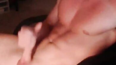 Bel ragazzo muscoloso si masturba e viene molto