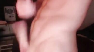 Bel ragazzo muscoloso si masturba e viene molto