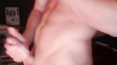 Bel ragazzo muscoloso si masturba e viene molto