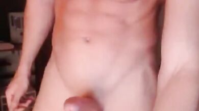 Bel ragazzo muscoloso si masturba e viene molto