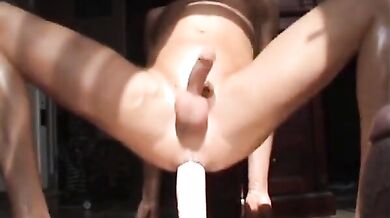 Ragazzo si incula con enormi dildo