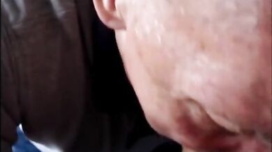 Nonno spompina un grosso cazzo