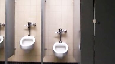 Si sega e sborra in un bagno pubblico