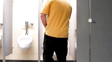 Si sega e sborra in un bagno pubblico