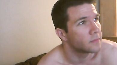 Bel ragazzo muscoloso si sega