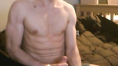 Bel ragazzo muscoloso si sega